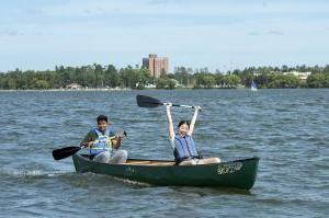 两个学生在贝米季湖上划独木舟